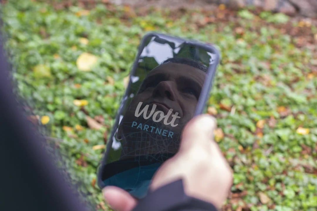 Wolt Partner aplikacija u ruci dostavljača